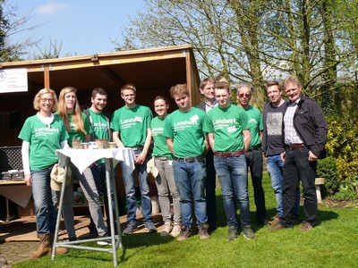 Die aktiven Auszubildenden und ihre Ausbilder aus der Gemeinde S&uuml;dlohn. Foto: &copy; Bettina Hueske