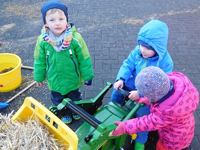 Fleissige Kinder beim Futter transportieren. Foto: &copy; Kinderhaus Rasselbande
