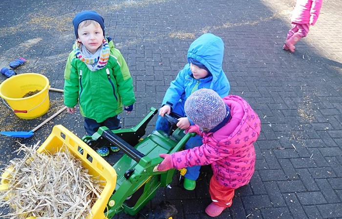 Kinder mit Trampeltrecker